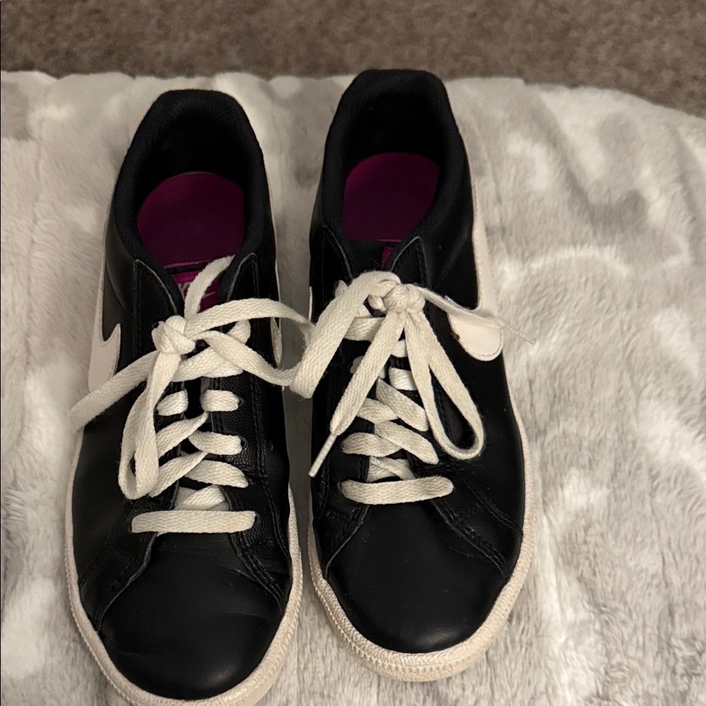 Nike Women's Black and White Sneakers